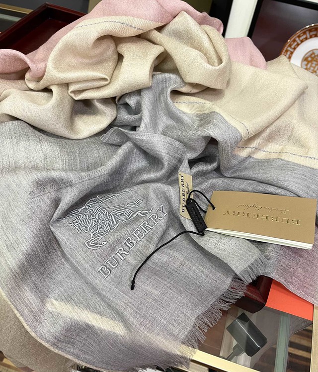 Burberry女士羊絨圍巾披肩 巴寶莉2021新款經典格圍巾  mmj1204